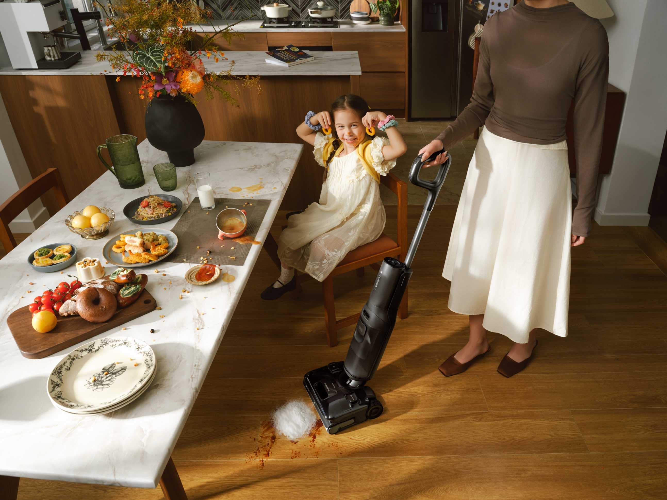 Roborock 石頭科技首台泡沫洗地旗艦機 F25 ACE Pro 以超微能量泡沫洗技術完成深層清潔，同時搭載 DirTect 智慧髒污檢測自動調節力道。