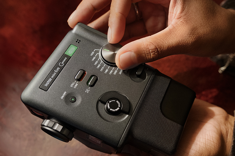 富士發表 instax mini Evo Cinema，首創 8mm 攝影機手感與影片馬上看體驗
