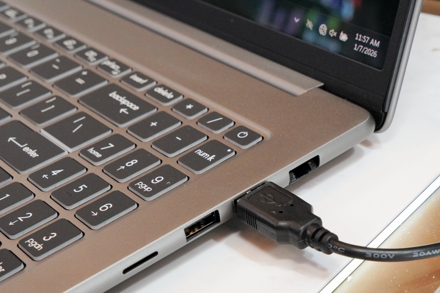 機身右側具有3組USB3.2 Gen1與microSD讀卡機。