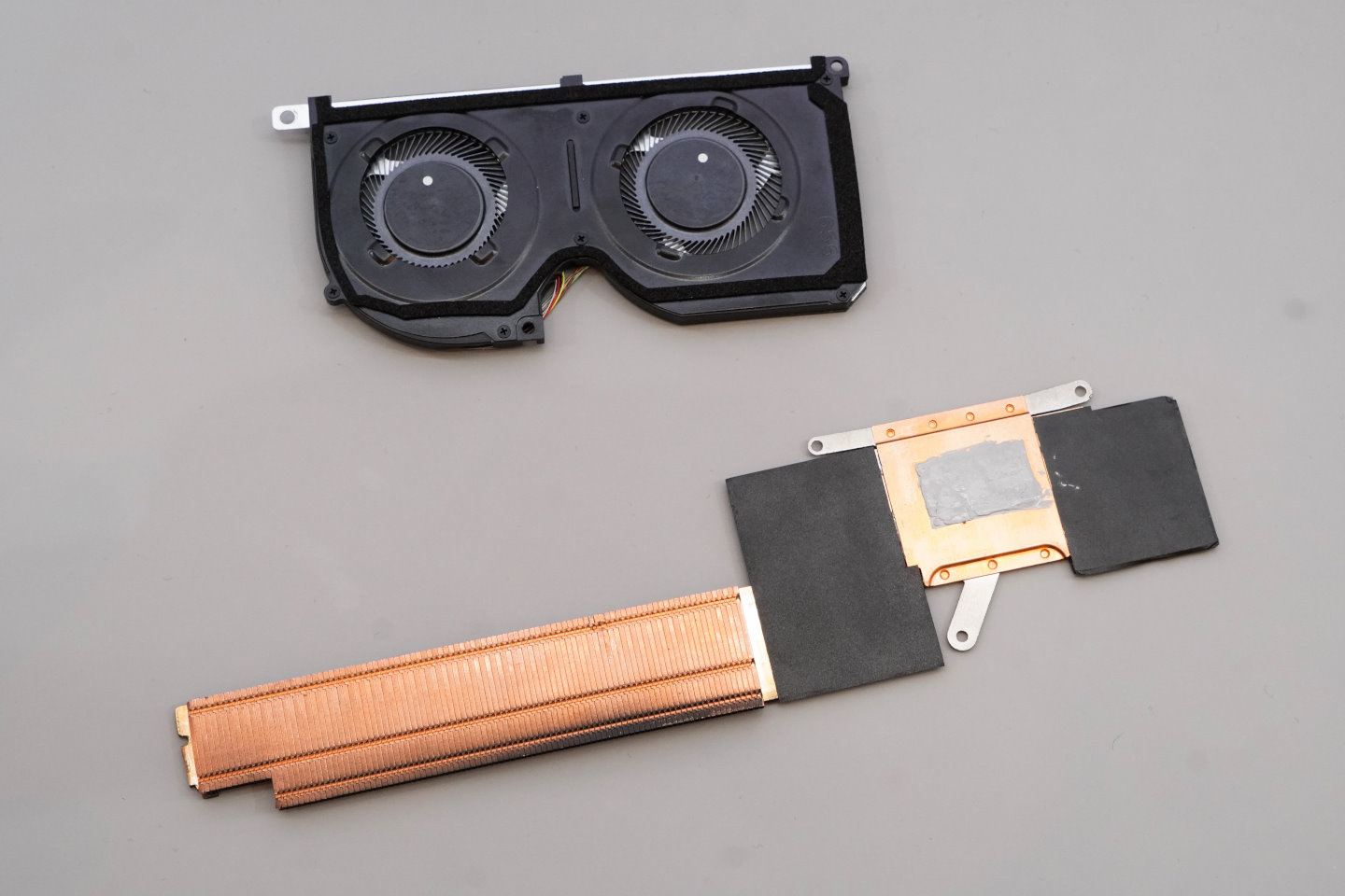 散熱模組採用均溫板方案，能夠更快將處理器上的廢熱傳導至鰭片區域。