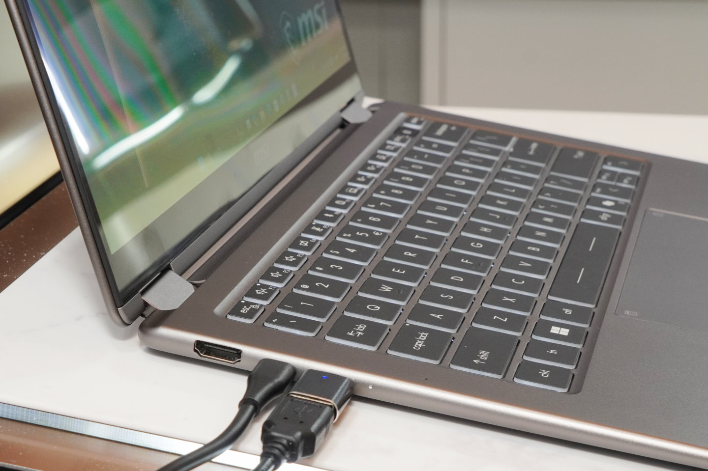 機身左側具有2組hunderbolt 4以及1組HDMI 2.1。