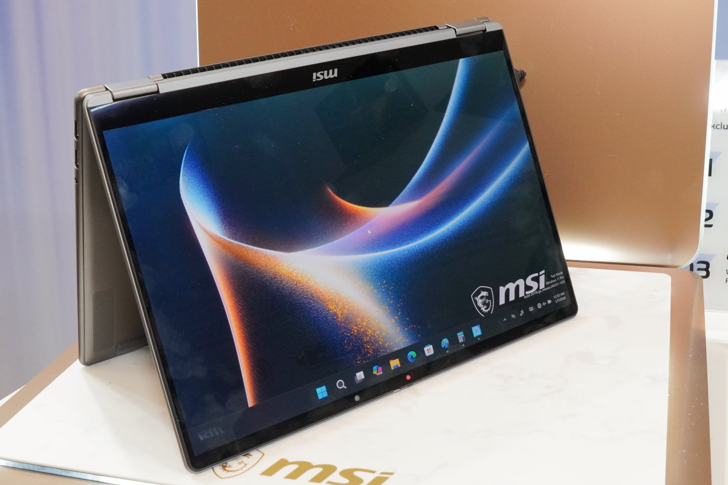 Prestige 14 Flip AI+採用翻轉機構設計，能夠以帳篷模式擺放，也能攤平或是作翻轉為平板電腦使用。