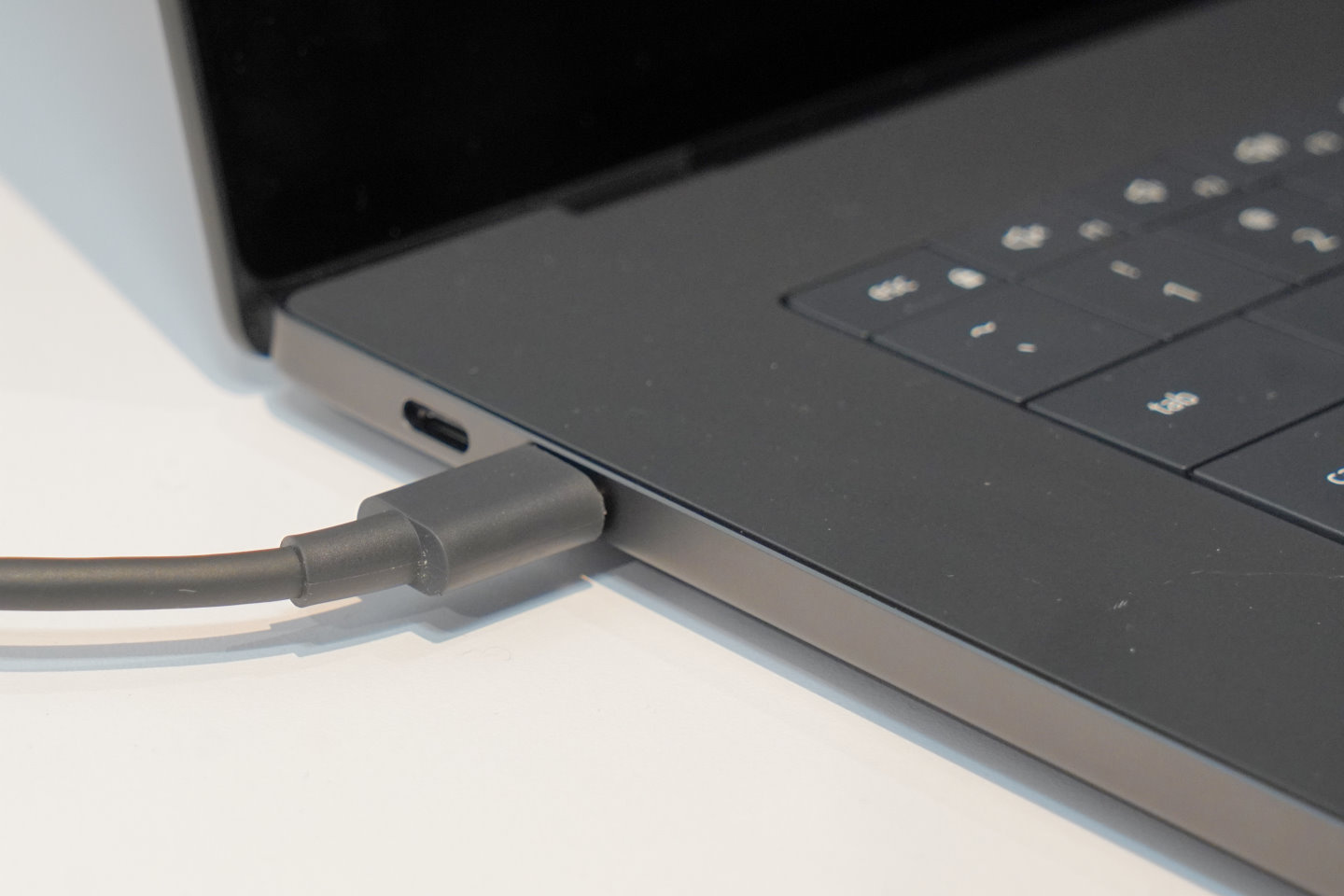 機身左側同樣僅有2組Thunderblot 4端子。