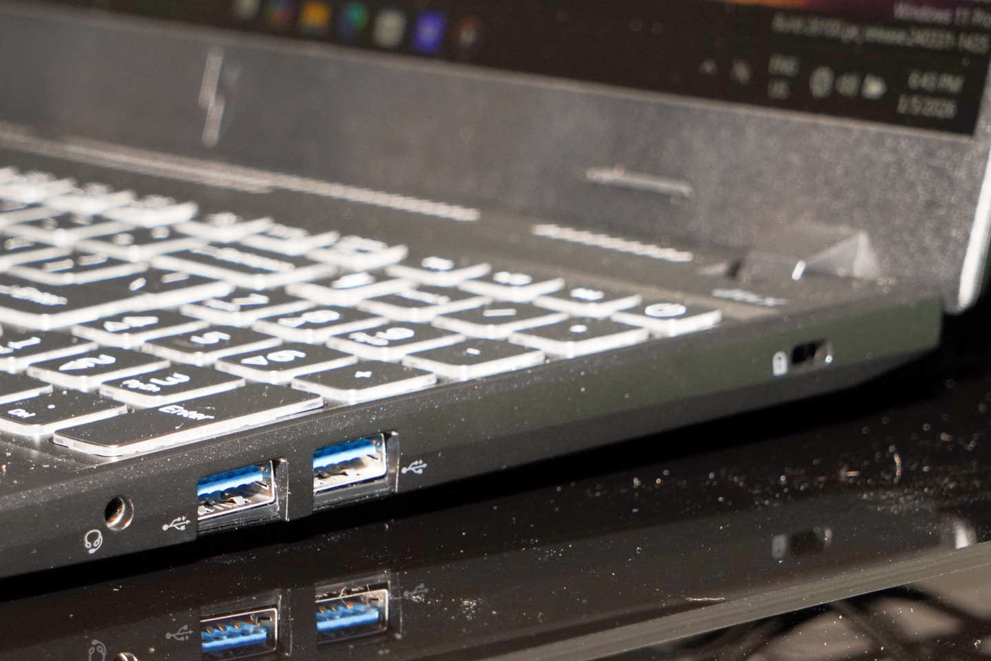 機身右側具有2組USB 3.2 Gen 1與耳機麥克風複合端子、Kensington肯辛頓鎖孔各1組。