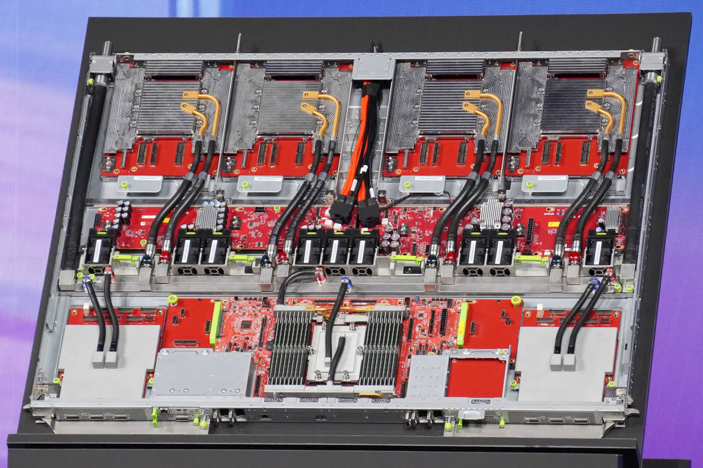 每組運算托盤內含4組Instinct MI455X，Helios機櫃總共具有18組運算托盤，共72組Instinct MI455X。