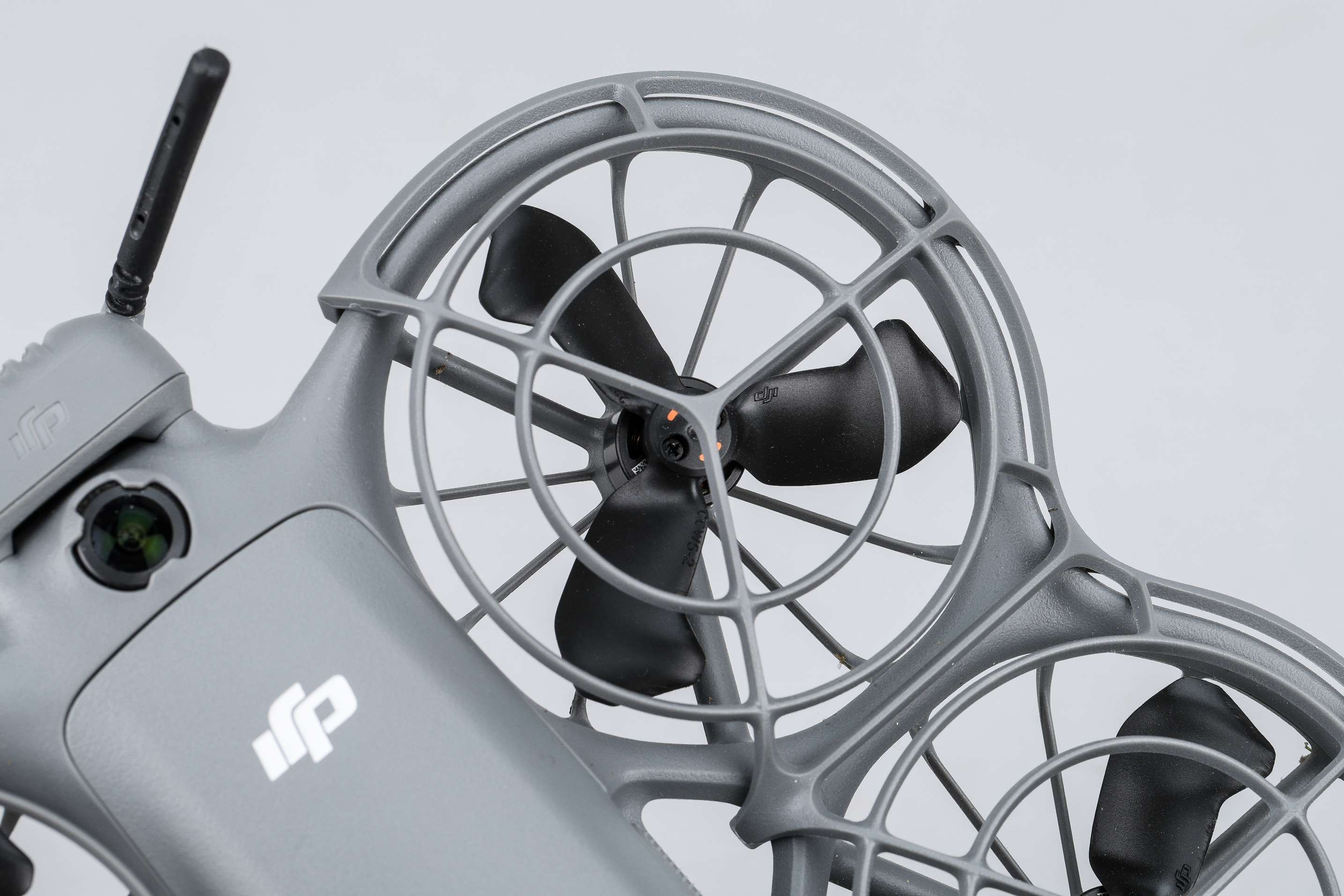 全包槳葉防護罩:機身輕巧並整合一體式槳葉防護罩,不僅攜帶方便,也讓飛行過程更安心。