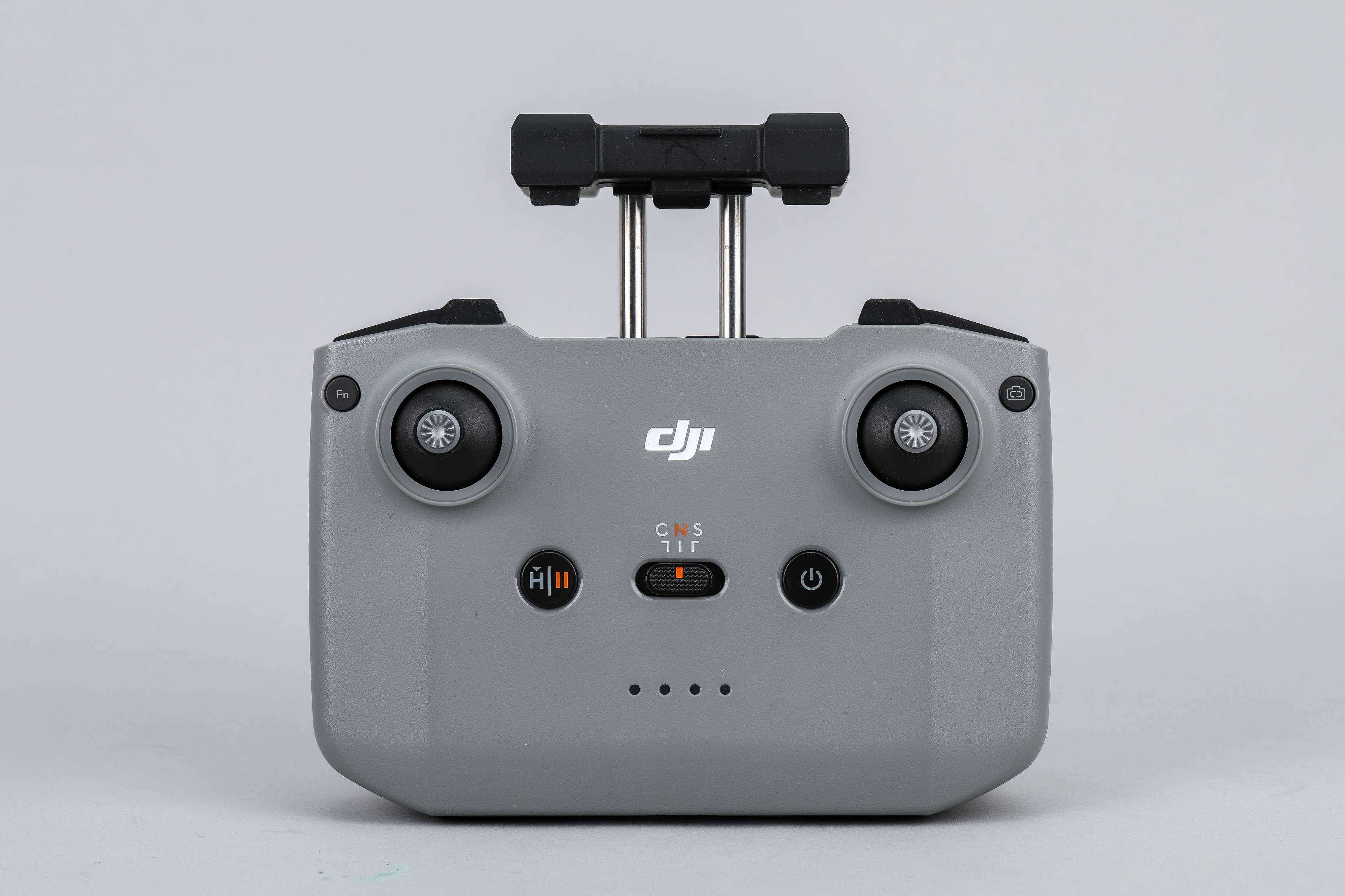 RC-N3遙控器:搭配遙控器時,可以撥桿靈活運鏡,並實現最遠10公里影像傳輸距離。