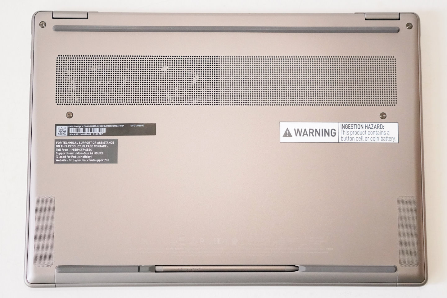 機身底部具有2組2W喇叭與2組2W重低音喇叭的出音孔，以及大尺寸散熱進器口。在螢幕上方以及鍵盤左方也具有3組陣列式麥克風。