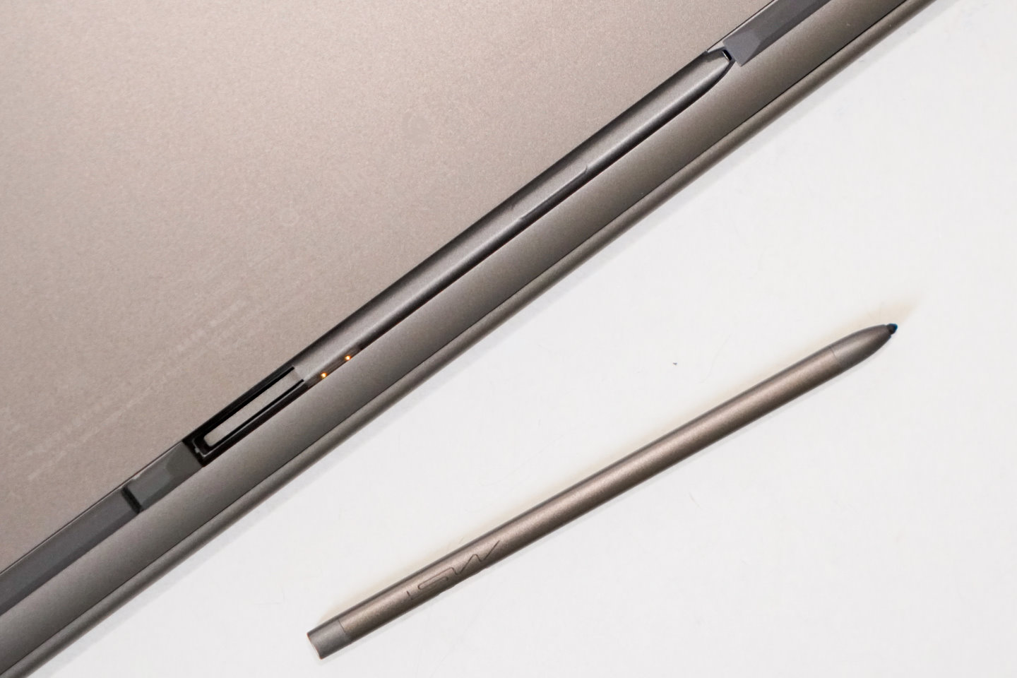 Nano Pen觸控筆收納於機身下方，充電30秒就能使用1小時。