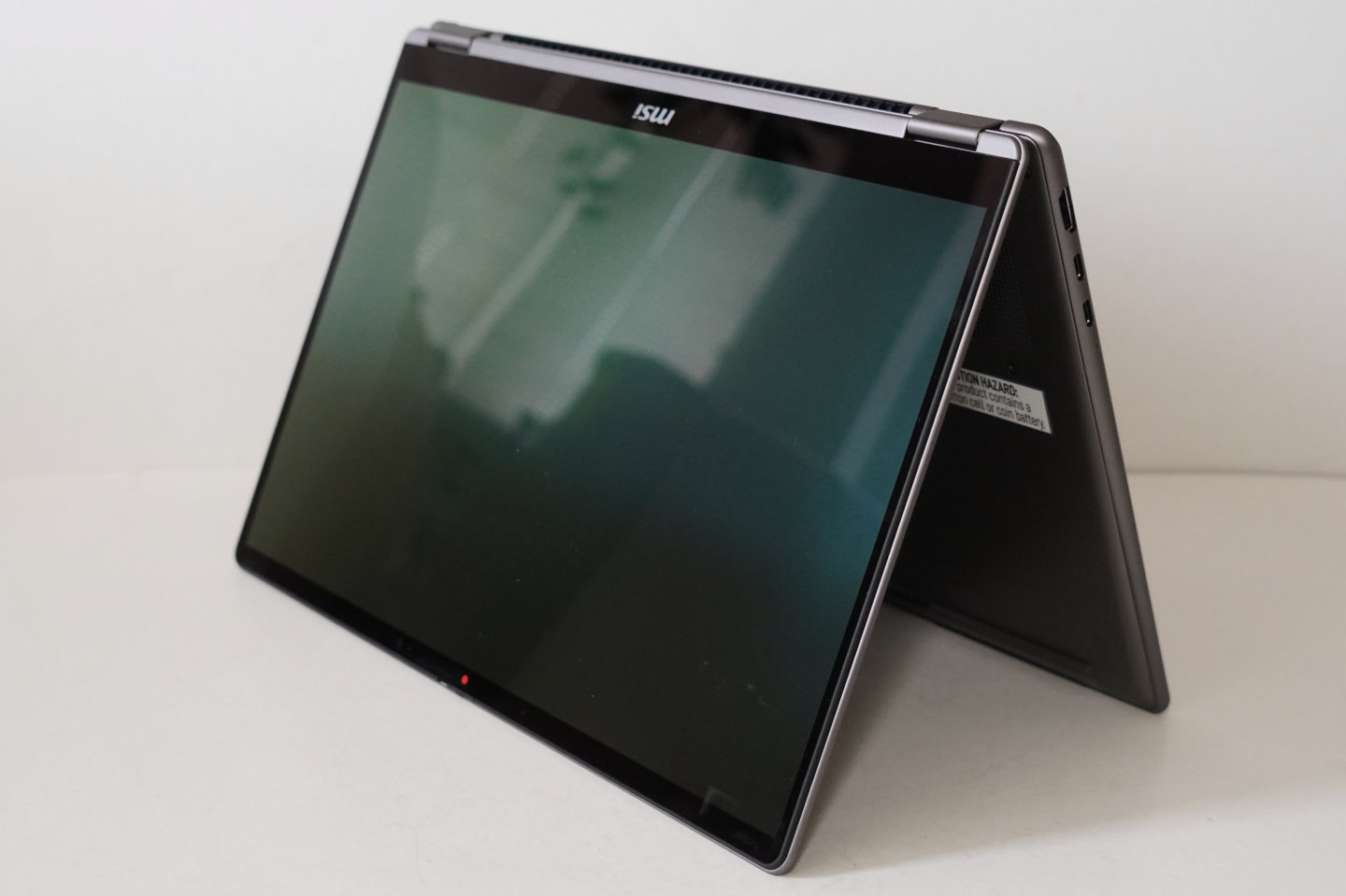 也能將鍵盤當作腳架，以帳篷模式擺放。