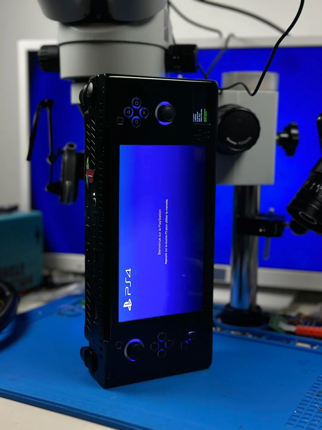 PS4 Slim 改造為 PS4掌機！神人土炮改裝 7 吋 OLED 掌機，3A 大作還能撐 1.5 小時