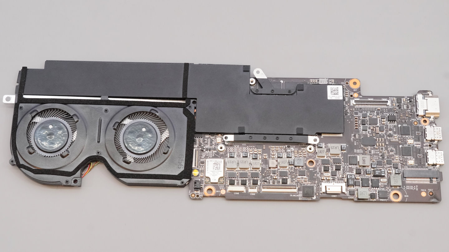 MSI Prestige 14 Flip AI+採用均溫板散熱方案，搭配2組風扇的風道設計除了將風流導向鰭片向外吹拂，也保留在機內循環的風流以加強散熱效果。