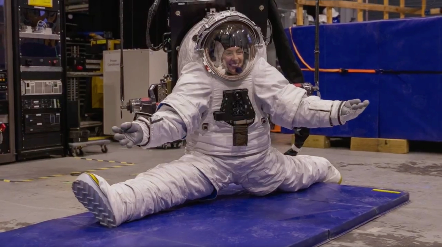 NASA新太空衣實測影片曝光，太空人月球漫步終於能深蹲劈腿了