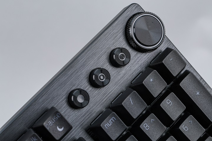 全尺寸版本右側除了數字鍵外，還有快捷鍵及帶有 RGB 燈效的多功能旋鈕。