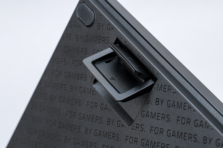 提供兩段式腳架，大約可以調整提 6 度與 9 度傾斜角，兼顧人體工學的設計。