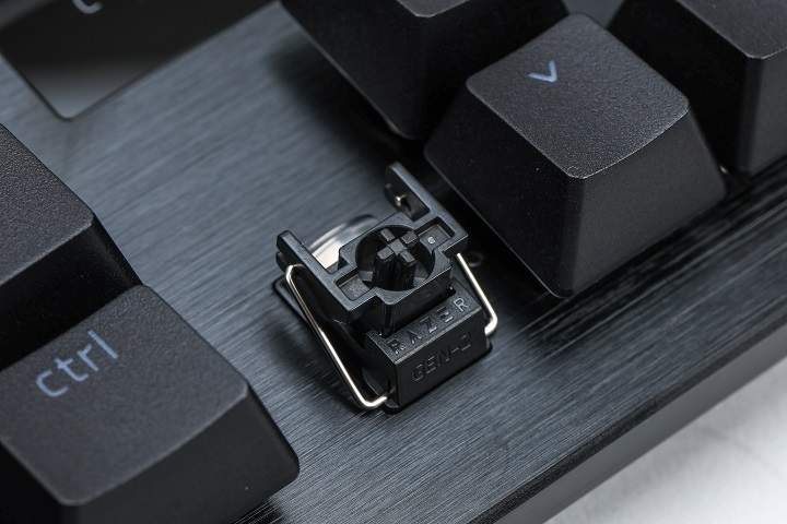 Razer Huntsman V3 Pro 8KHz 採用第二代 Razer 類比式光軸，規格上提供 0.1 ~4.0 mm 的可調整觸發範圍，以及 40g 觸發力道。