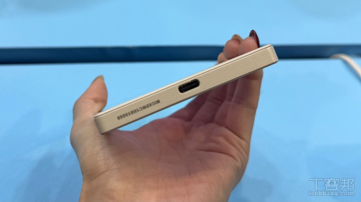 底部為 Type-C 埠，可進行資料傳輸與充電，另外這台並未內建喇叭，不過有支援藍牙，因此可連接藍牙耳機或藍牙喇叭聆聽有聲書。