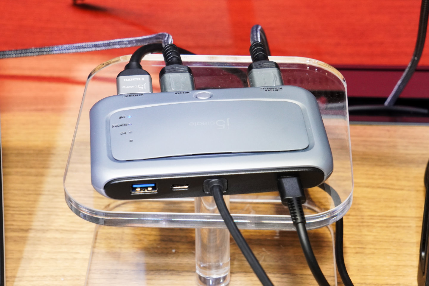 HDMI-In多功能擴充底座提供基本的USB 3.2 Gen 2資料傳輸以及100 W充電功能，並提供1組4K60p解析度的HDMI輸入端子。