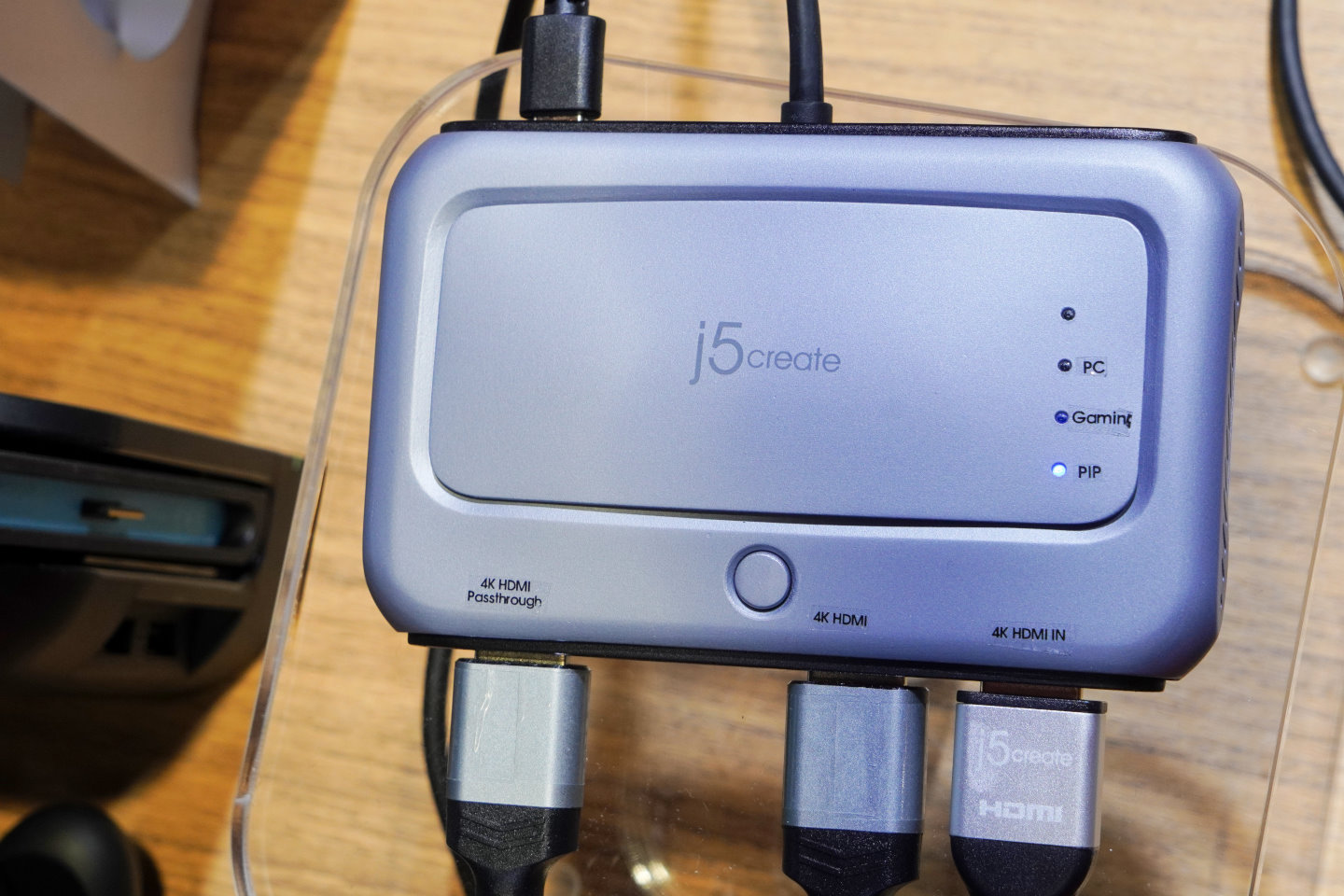 此外使用者也能透過機身上的實體按鍵切換HDMI輸入訊號以全螢幕或子母畫面等方式顯示於外接螢幕。