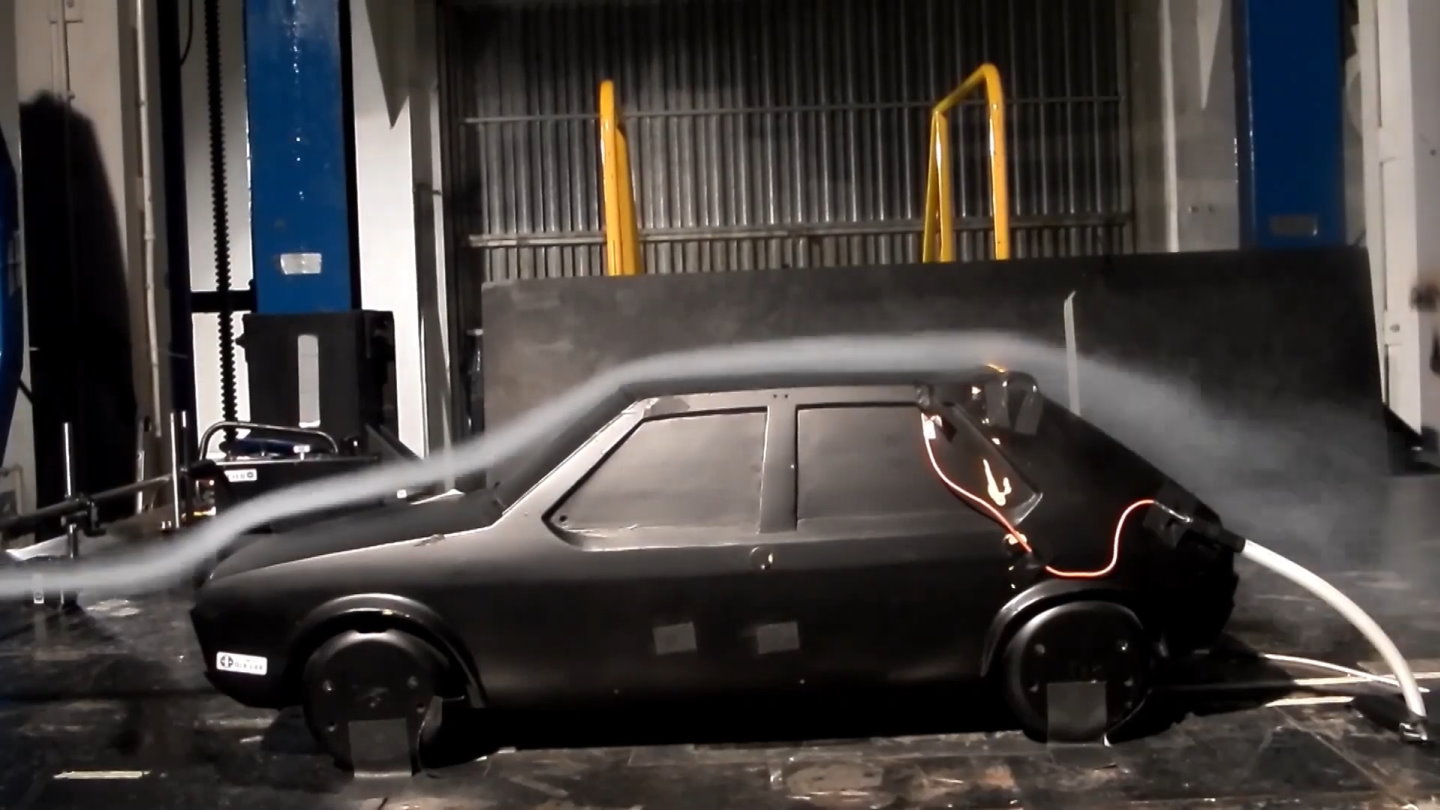 觀察上、下圖的煙線（Streakline），可以看到DBD電漿執行器啟動後發揮類似擾流板改變空氣動力特性的效果。