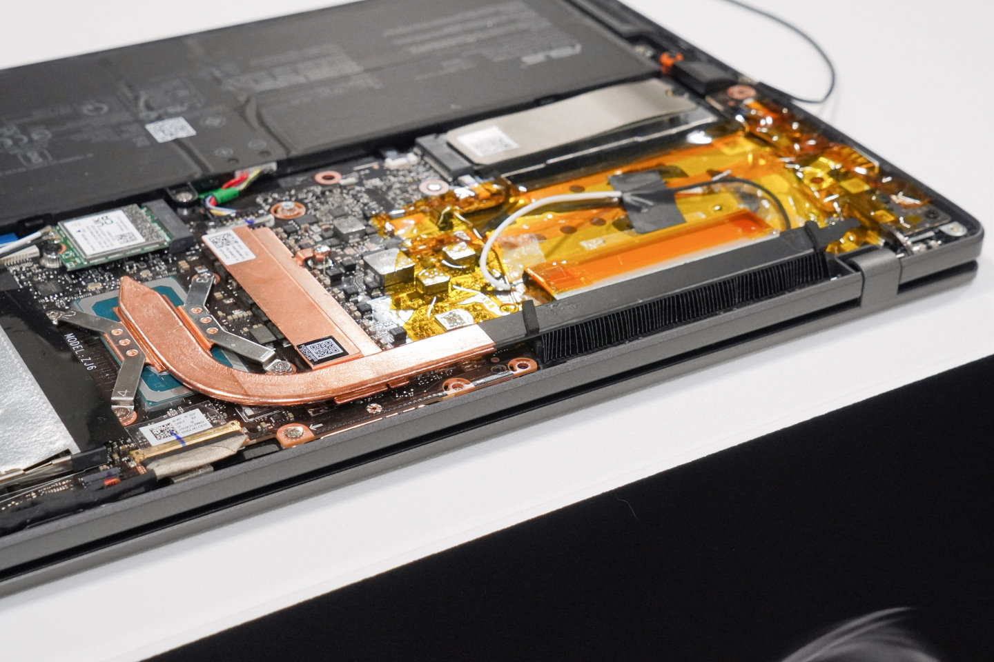 DBD電漿執行器的形狀為長方型且能夠緊貼散熱鰭片安裝，更有利於機身內部空間規劃。