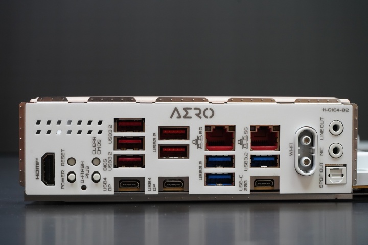 背板 I/O 不存在低頻寬的埠口，額外的亮點是 Power 跟 Reset 鈕，方便裸機玩家除錯。