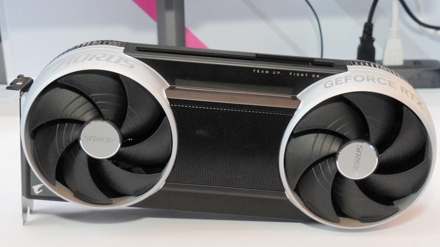 技嘉AORUS RTX 5090 Infinity實機亮相！瓦斯爐造型下藏散熱黑科技，效能穩定再升級！