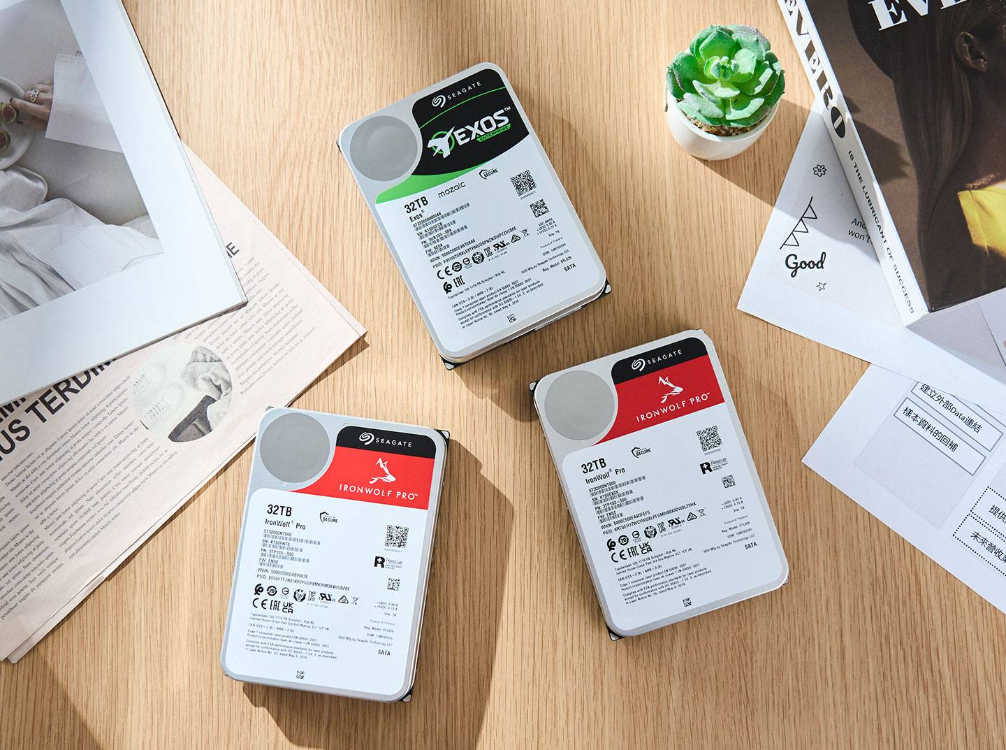 EXOS 與 IronWolf Pro 擁有相同的整體設計，正面可看到產品名稱與重要資訊標示標籤，其中 EXOS 的標籤為「黑綠」搭配，IronWolf Pro 為「紅綠」搭配。