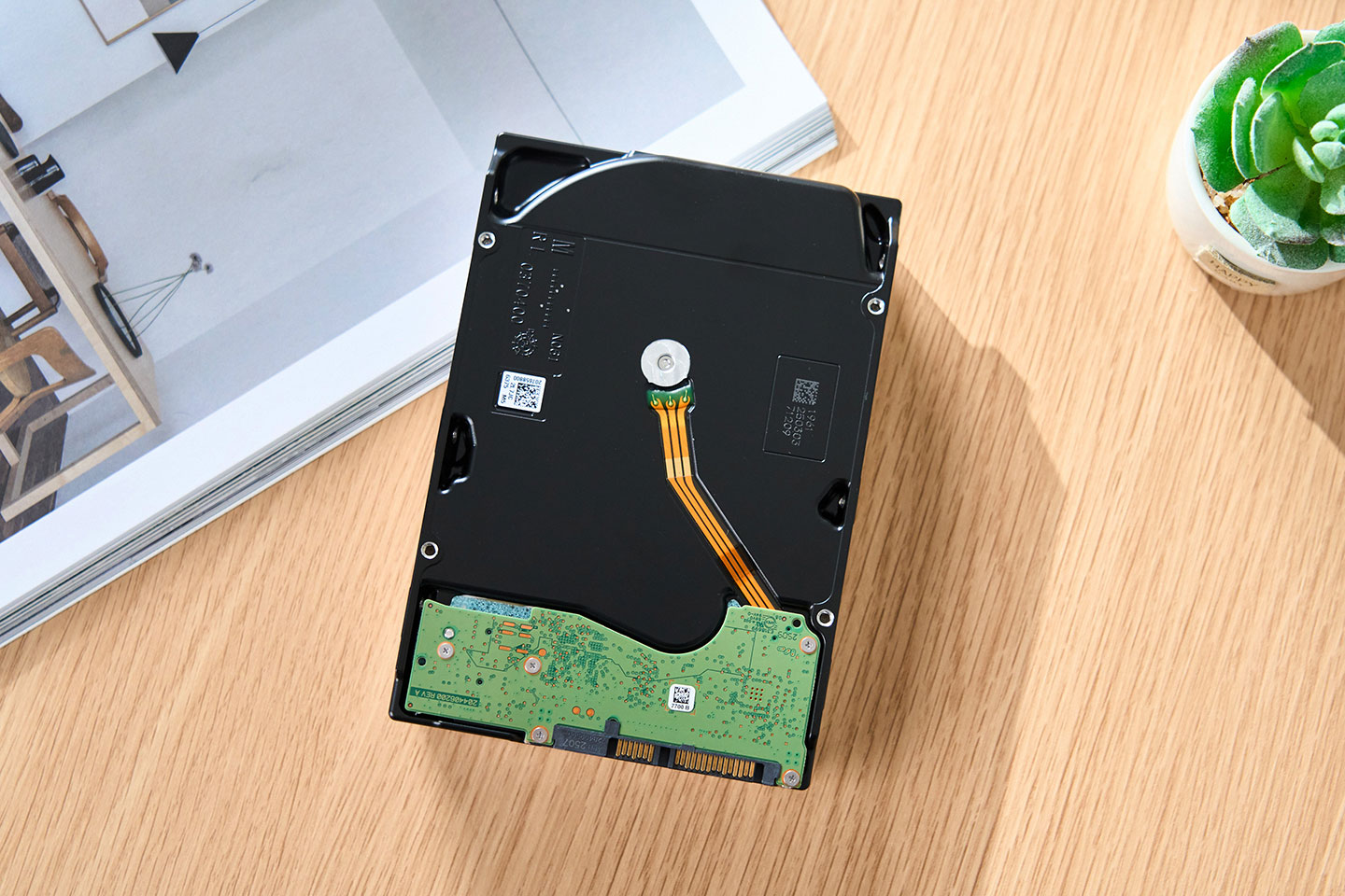 機身底部可以看到底蓋與機板。 ▲ 機身後側的接口為標準 SATA 介面。