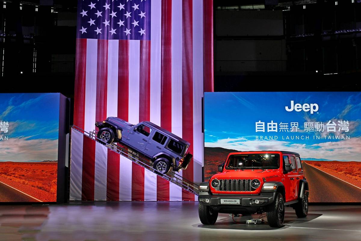 美製小客車零關稅，未來美規車輛進口美國原廠提供符合美國 FMVSS 標準之文件，向我國交通部申請安全審驗合格證書便能販售。