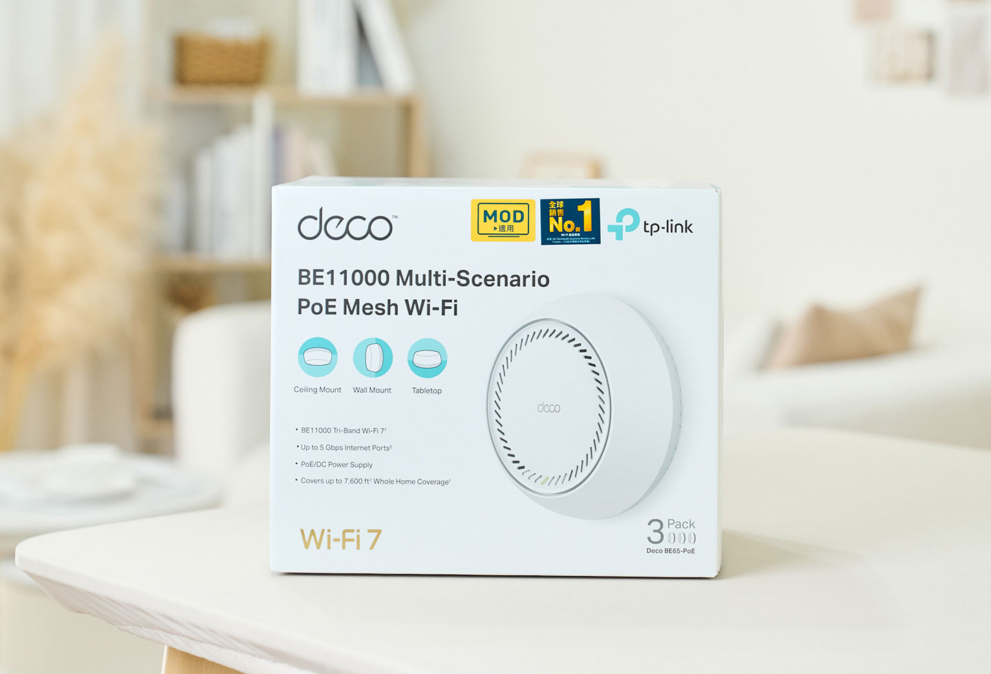TP-Link Deco BE65-PoE 的外觀包裝正面，由於主機本體相對小巧，因此三入組合的盒子並不大。