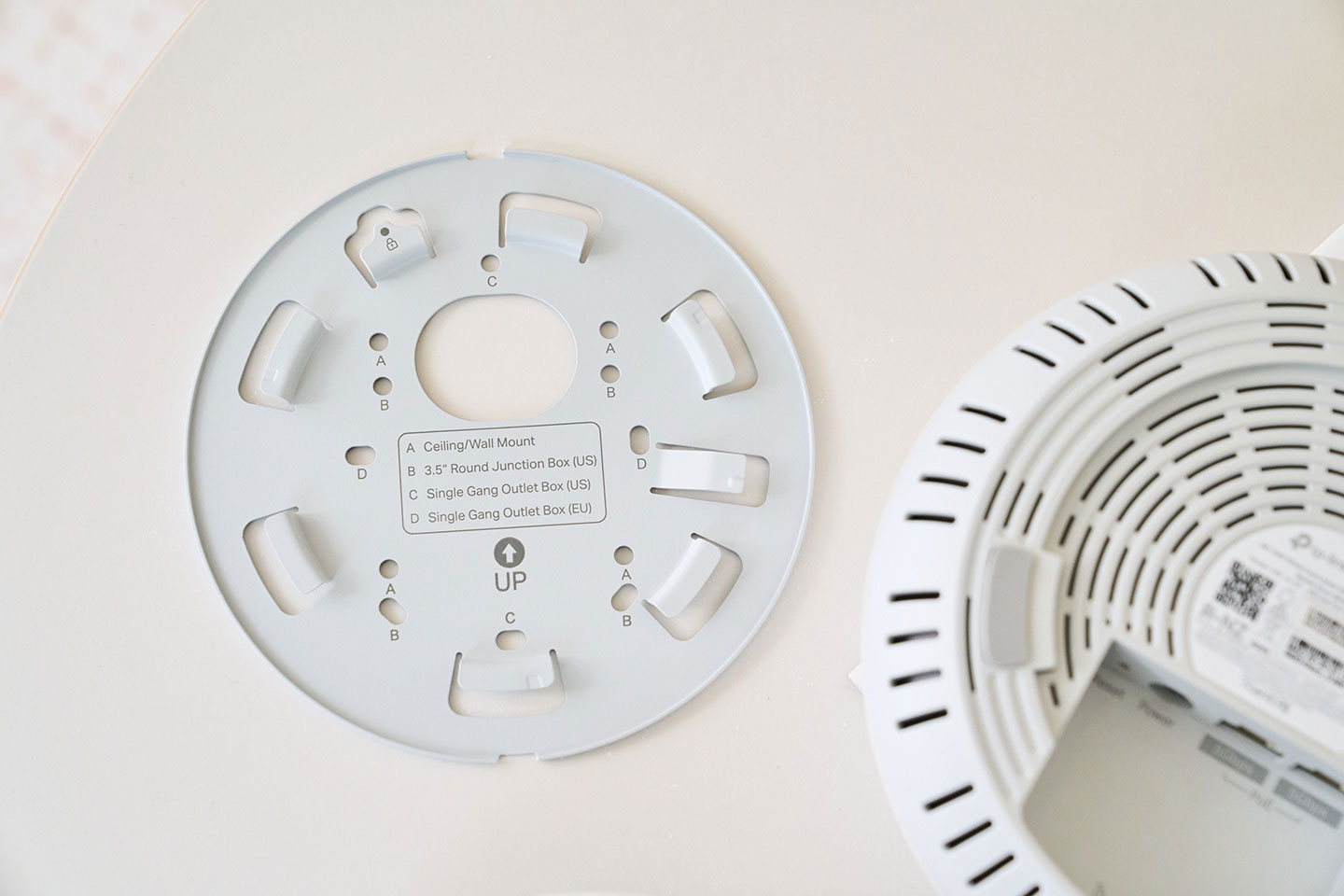 壁掛套件設置有螺絲固定孔，可以旋轉固定的方式與 Deco BE65-PoE 本體接合。