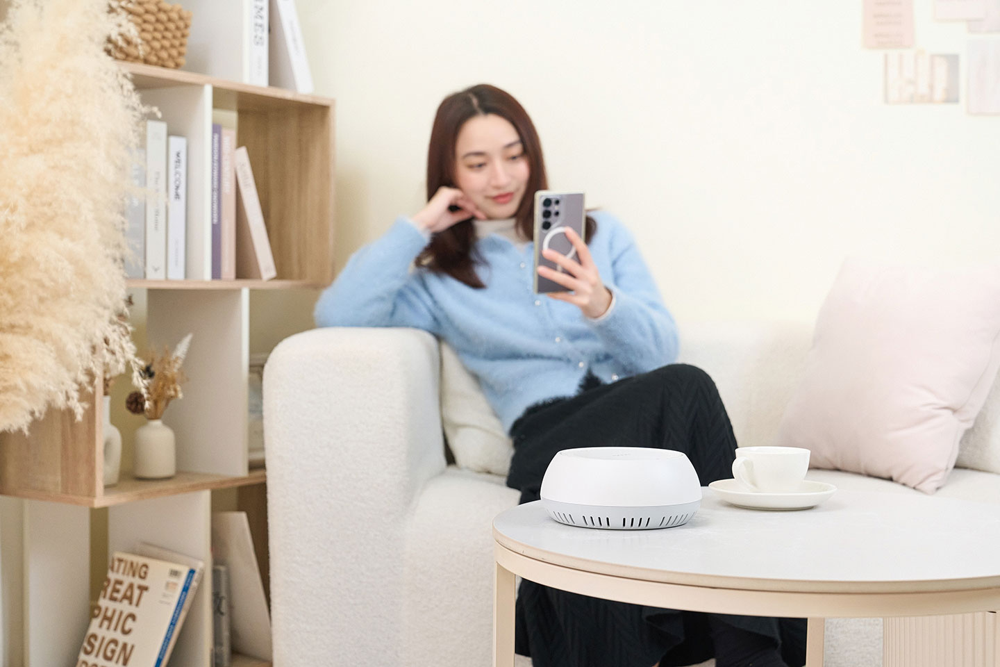 Deco BE65-PoE 可像一般路由器直接置放在平面空間上使用。