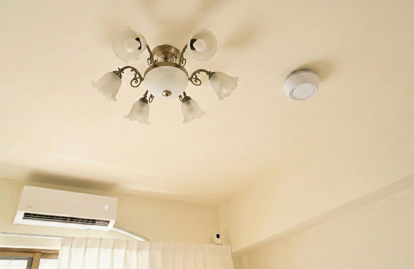 Deco BE65-PoE 本體不大，採用天花板懸掛的吸頂式安裝也毫無違和感。