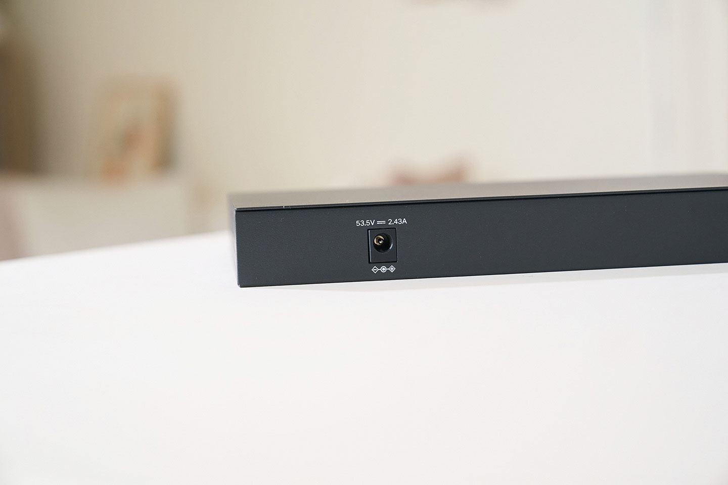 主機背面設置供電器接口，功率為 130W。