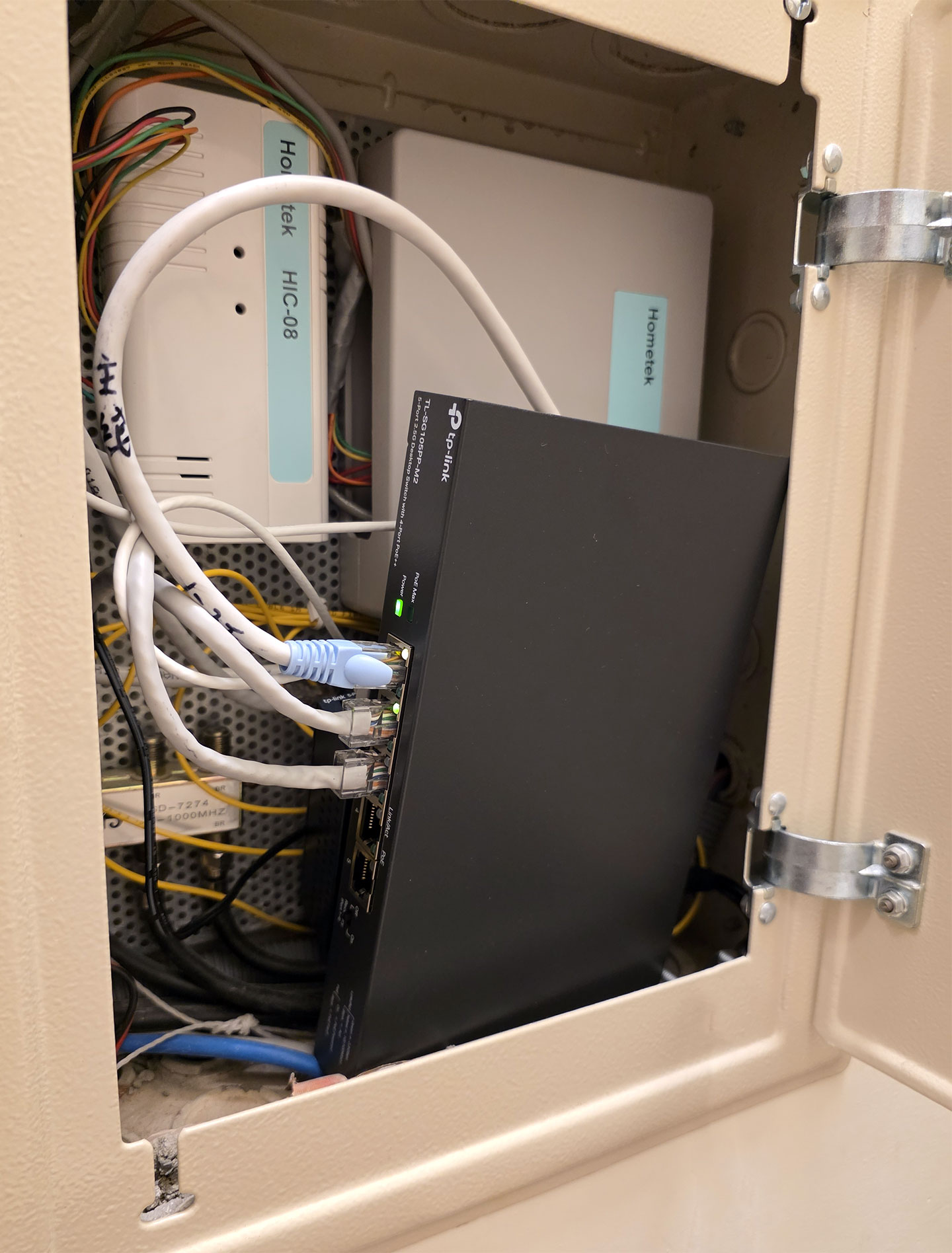 TL-SG105PP-M2 本身相對纖薄小巧，也能輕鬆放入弱電箱中整合家中既有的網路線材。