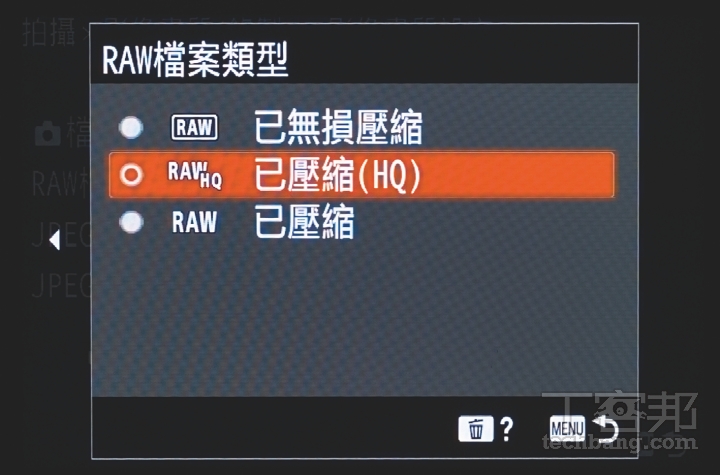 夜晚拍攝天燈光線反差不小，建議用 RAW 格式捕捉以方便後製讓影像更完美；此外防手震也記得開啟以提高成功率。