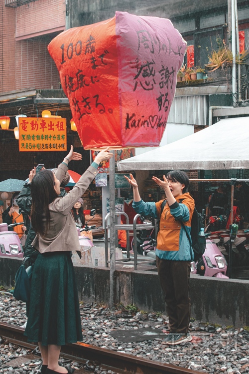 白天可以先到附近的十分老街捕捉當地的人文風情，甚至是遊客施放天燈的開心神情。