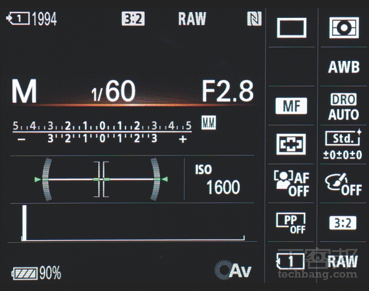 夜晚拍攝會動的人物與天燈，除了使用最大光圈之外，快門速度應不得低於 1/60 秒尤佳。