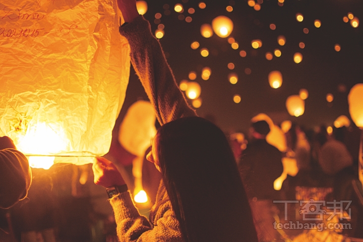 別忘記改用中長焦段鏡頭捕捉特寫畫面，讓天燈的系列作品更有故事性。