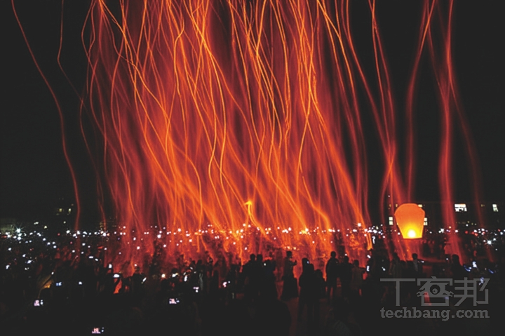 透過拉長曝光時間讓天燈在夜空中留下光軌，是另一種值得嘗試的拍攝手法。
