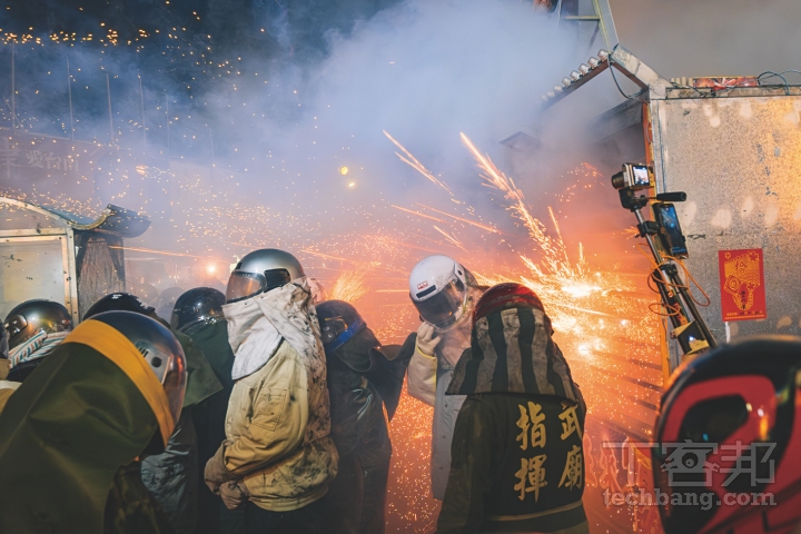 無論是要拍攝或體驗蜂炮轟炸的洗禮，都應該要做好完善的防護措施，才能玩得盡興。