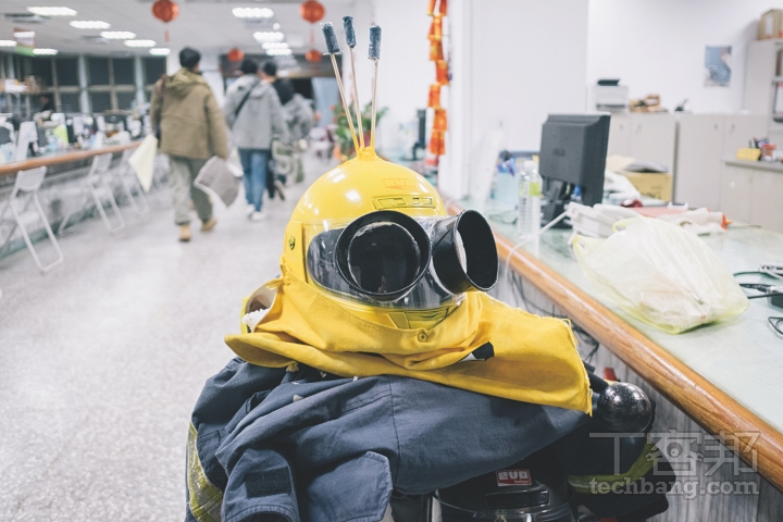 在蜂炮活動現場可以發現許多有趣或充滿創意的防護措施，讓人眼睛為之一亮。