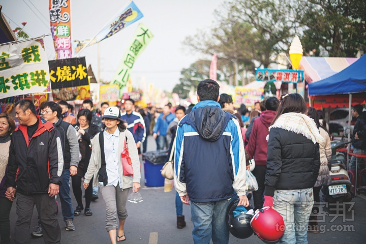 武廟旁的夜市在下午便提早開始營業，不妨來這裡祭祭五臟廟，同時拍些人文照片。
