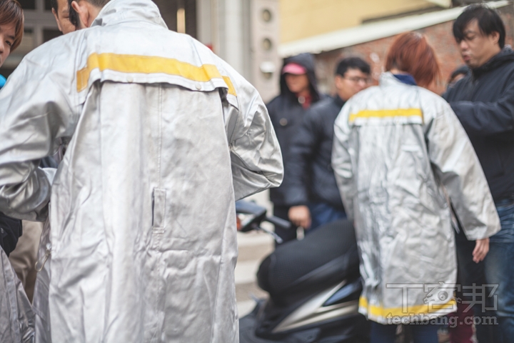 傍晚時分可以發現路上遊客開始彼此互相幫忙穿戴安全部品，也是拍攝的好時機。