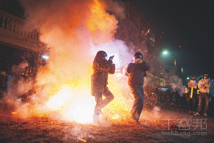 犁轎踩炮和煙火瀑布也是鹽水蜂炮活動中常出現的畫面，千萬不要錯過。