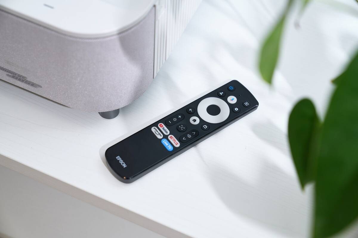 EH-LS970 搭載 Google TV 智慧系統，因此遙控器上直接配置了 YouTube、Netflix 等主流串流影音平台的快捷鍵，能快速開啟常用服務。其餘按鍵也以圖示化直覺呈現，操作邏輯清楚好懂，讓一家大小都能快速上手。