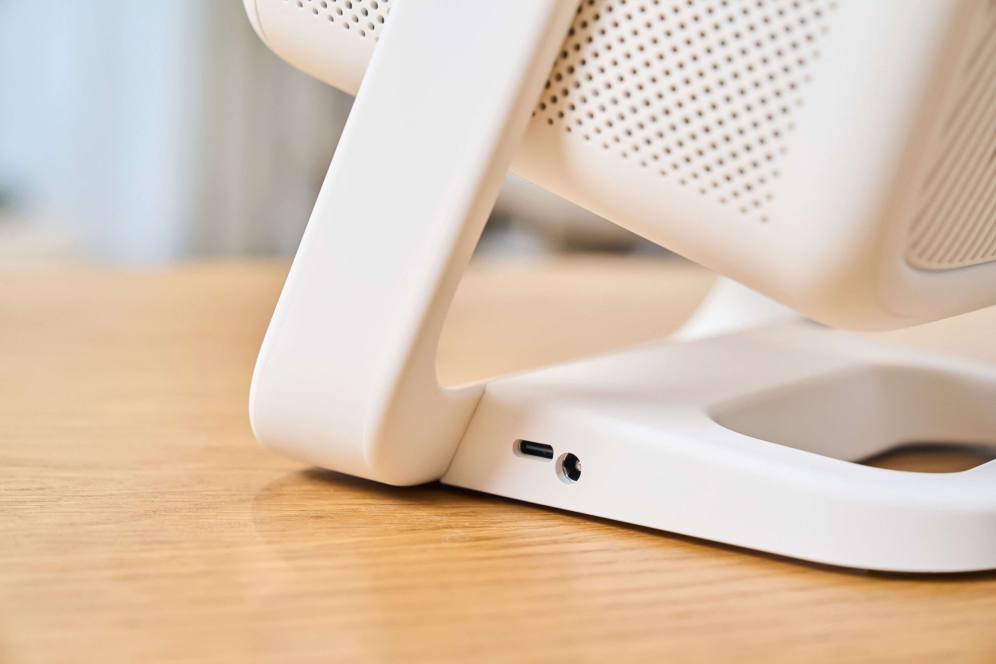 位於提把雲台側邊的 USB-C 充電插槽以及變壓器電源輸入孔,有效降低投影機擺放位置的干擾,且讓接駁外部行動電源更便利直覺。