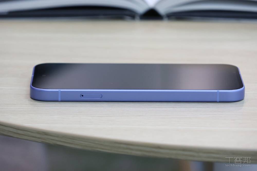 平放在桌上就不會只有一角翹起來。