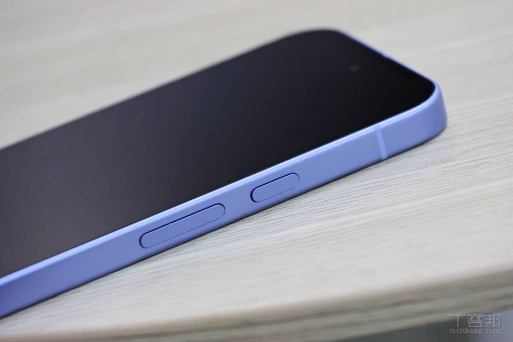 Gemini 和音量鍵集中在機身右側，機背採用複合材質霧面背蓋，搭配柔光鋁製邊框。